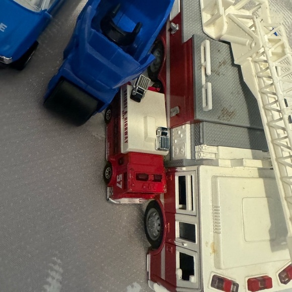Lot of Fire and Police trucks and vehicles, totall six! Including a helicopter! - Picture 6 of 7